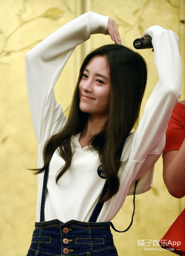 灵光|杨采钰放弃土味脱胎换骨,复古穿搭性感俏皮,迪士尼在逃公主吧?