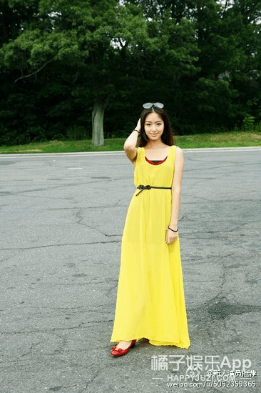 灵光|杨采钰放弃土味脱胎换骨,复古穿搭性感俏皮,迪士尼在逃公主吧?