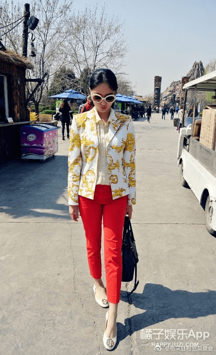 灵光|杨采钰放弃土味脱胎换骨,复古穿搭性感俏皮,迪士尼在逃公主吧?