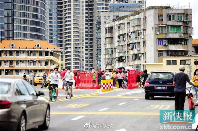 围观者|广州海珠“桥中房”房主面对“一窝蜂围观者”委屈落泪