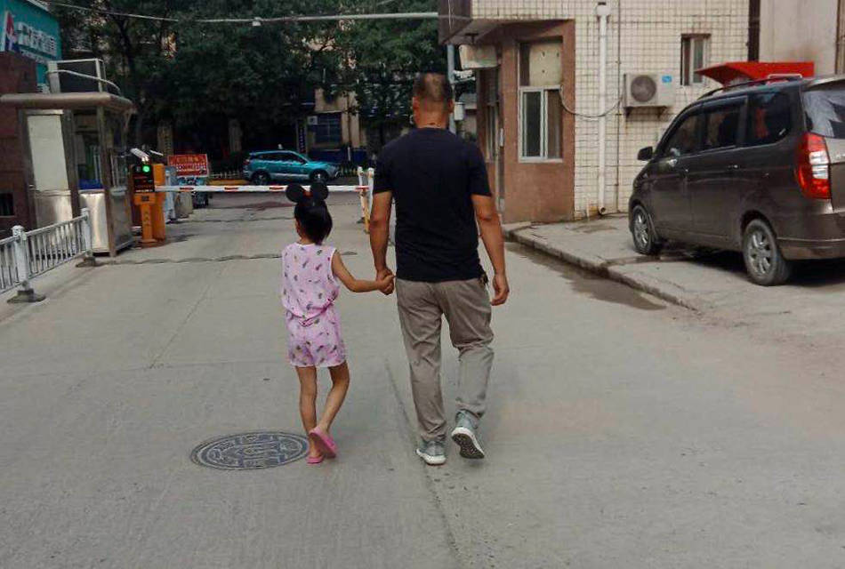 孔某|男子养育女儿8年发现非亲生：女方已嫁人，孩子无户口难入学