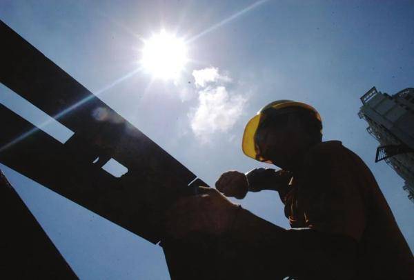 市总工会|泸州：用人单位要按时足额发放高温津贴，不能用防暑降温饮料充抵