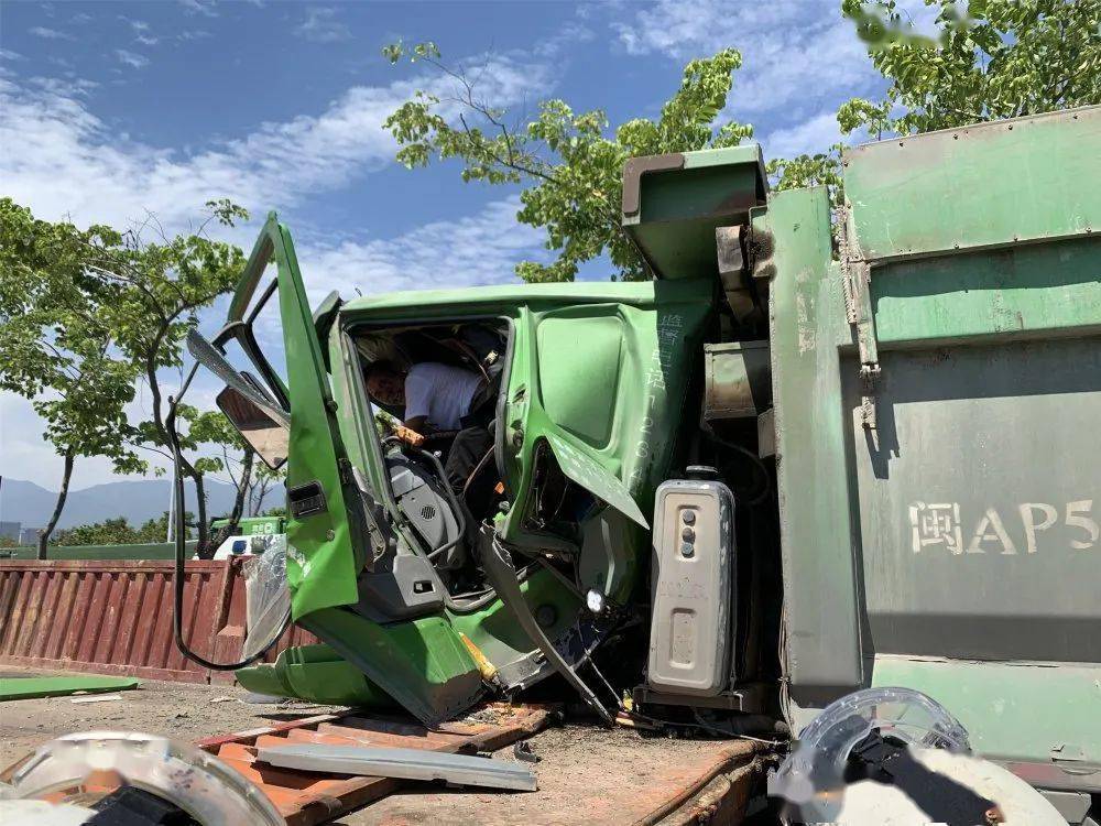 事故现场为一辆绿色渣土车追尾一辆挂车 导致渣土车驾驶室严重变形