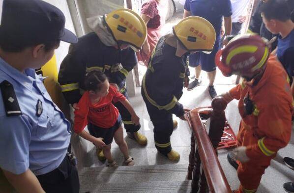 熊孩子|按摩床的洞、楼梯扶手拐角,没有“熊孩子”卡不到的……可忙坏了消防叔叔