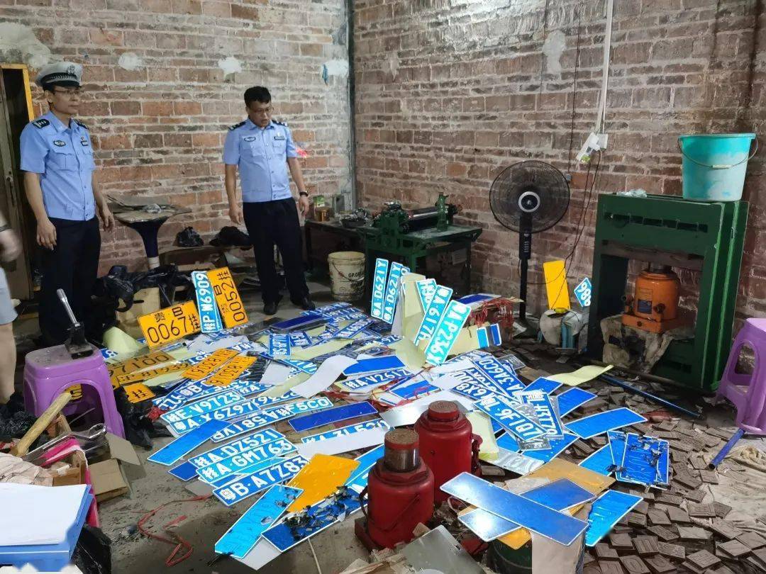 防城港警方打掉一个以唐xx为首的犯罪团伙!捣毁3个制造假牌证窝点