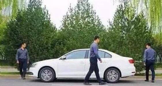 车子|匪夷所思！姑娘被卷进车底，她前一秒还在开车！