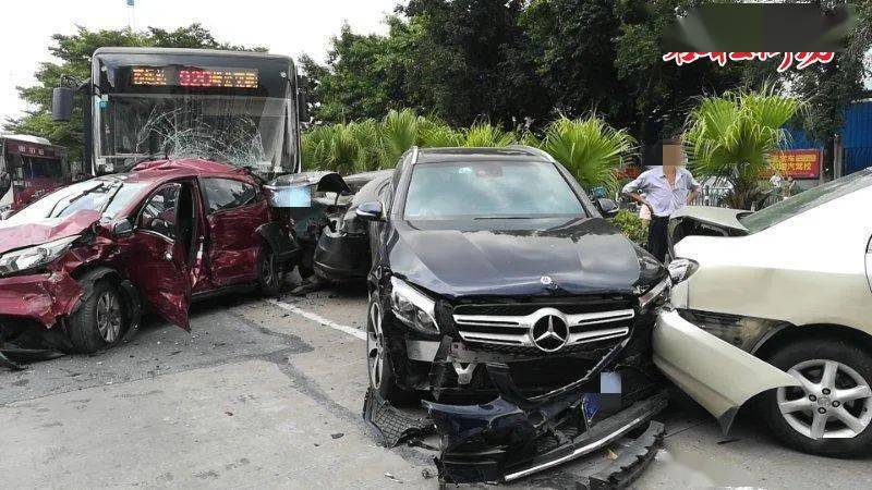 佛山7车相撞猛烈车祸!奔驰,飞度,公交车"炒埋一碟"!_小车