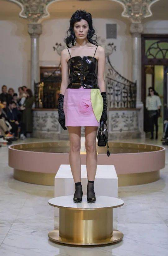 时装|想做不撞衫大赛的冠军，你还缺一件格鲁吉亚的时装