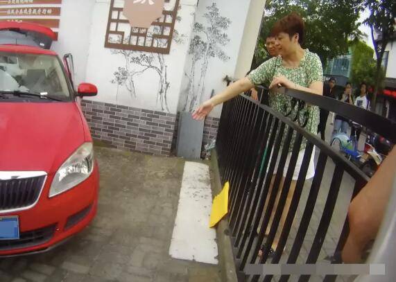 车子|匪夷所思！姑娘被卷进车底，她前一秒还在开车！