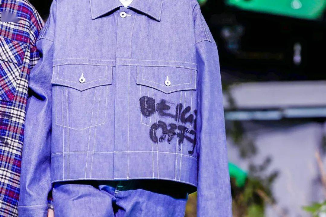 Virgil|声称要把Virgil Abloh告上法庭,即使被质疑抄袭上位,也挡不住“时尚界爆款制造机”的神话?