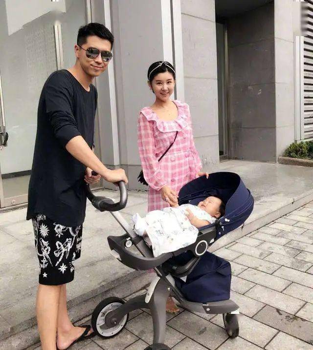 李小萌剪短发还很清秀再穿条衬衫裙有30岁女人的优雅知性