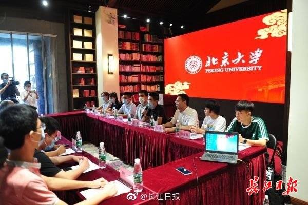 武汉|刚刚，这4位同学在武汉收到了北大今年第一批录取通知书