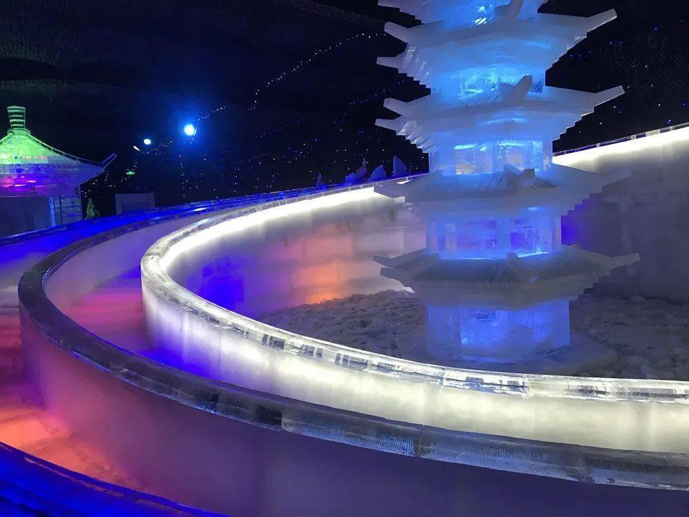冷也挡不住我想嗨的劲儿 下渚湖冰雪世界由2018年哈尔滨冰雕大赛金