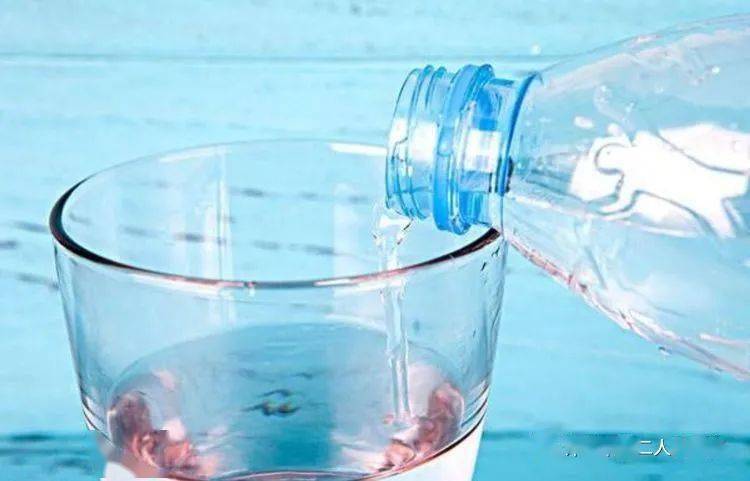 胃酸多喝苏打水好不好 1ce8adde286242d09a2fa477ca8679a0.jpeg