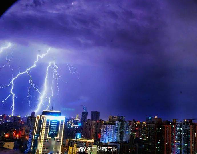 昨晚,长沙瓢泼大雨,电闪雷鸣!闪到上厕所都不用开灯