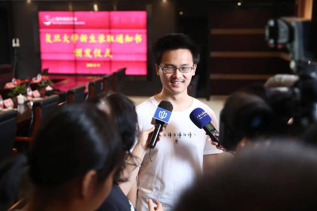 张施杰|复旦党委书记焦扬亲自把0001号录取通知书送给他！为什么？附视频！穿越半个上海