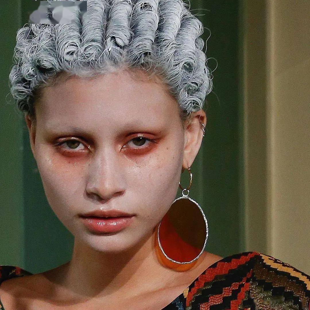 废物|鞋子变花篮，煎蛋做胸衣，他们把“废物”利用玩出了新花样，老改造届设计师了！