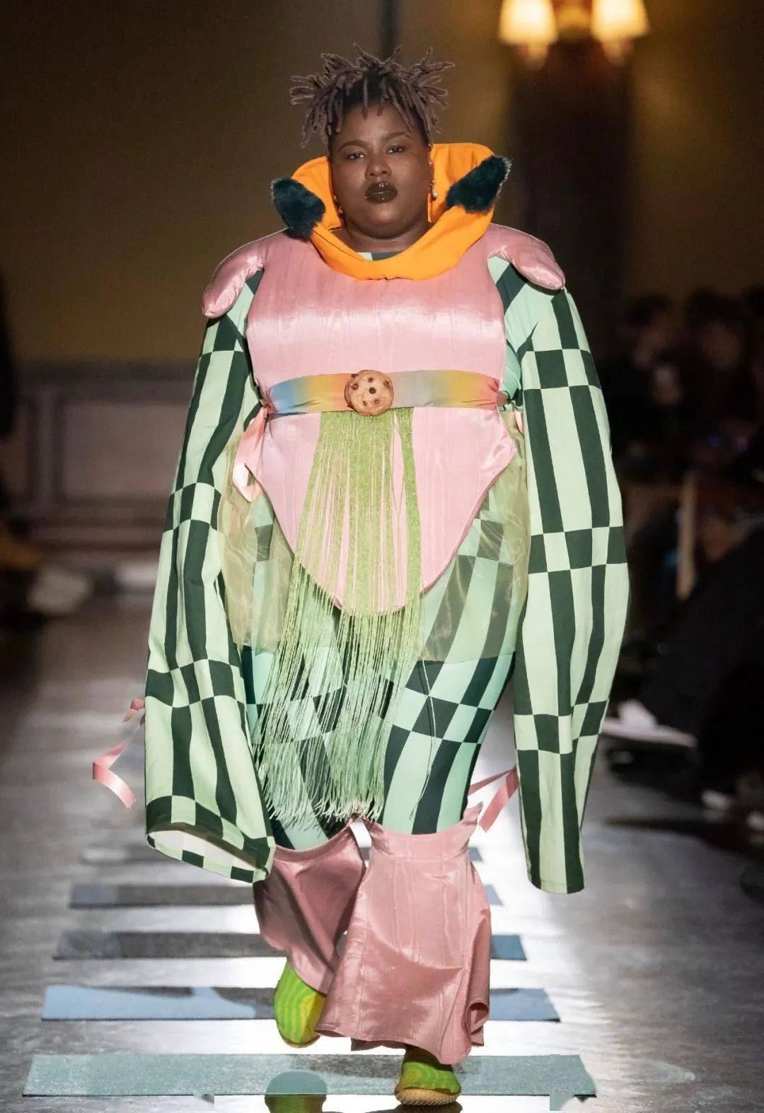 废物|鞋子变花篮，煎蛋做胸衣，他们把“废物”利用玩出了新花样，老改造届设计师了！