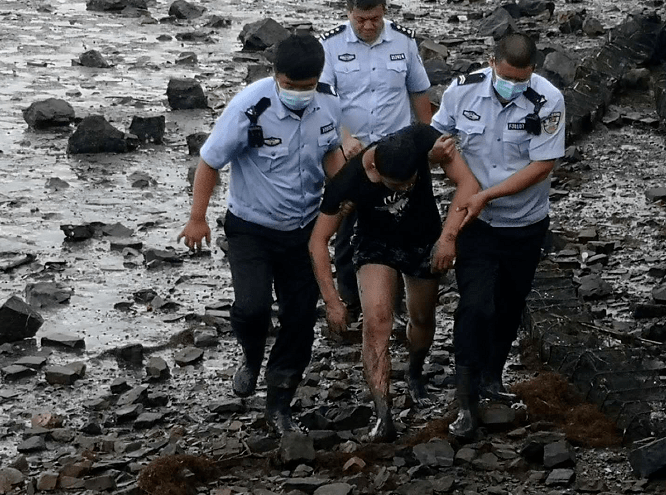 淤泥|“大海我来了，别嫌弃我！”正值涨潮，旅顺小伙躺在海中淤泥里…