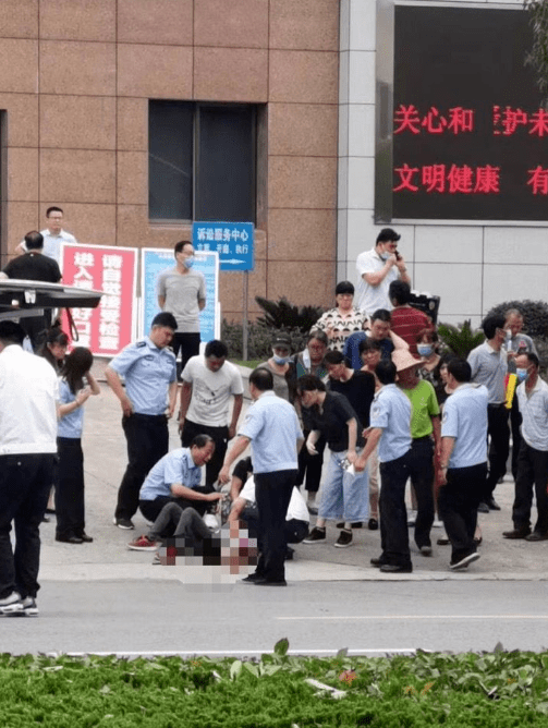 妻子|今早，男子法院门口捅死妻子，还捅伤她姐姐