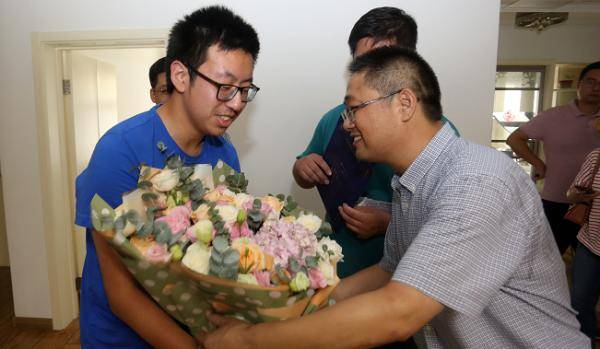 投递|刚刚！首封邮政投递高考录取通知书送达