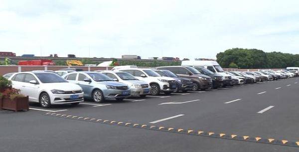 高温|高温天3岁孩子被困车内!消防员果断破窗救人