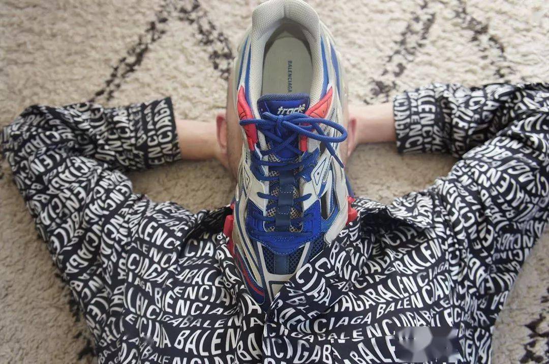 中老年人|巴黎世家致敬中老年人表情包，居然有点酷！