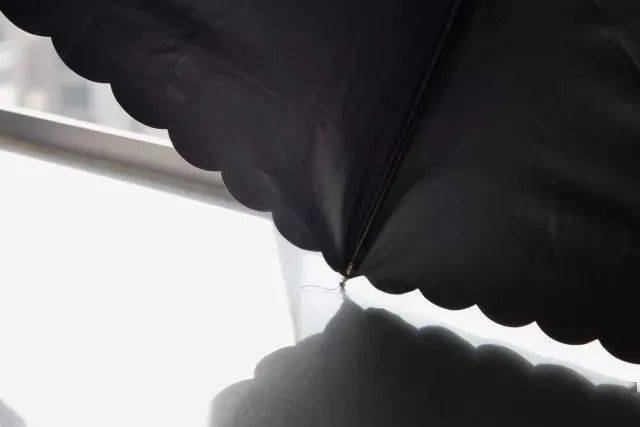 防晒霜|在剧里为了省钱大晒太阳的江疏影，生活中居然坐在车里打伞......