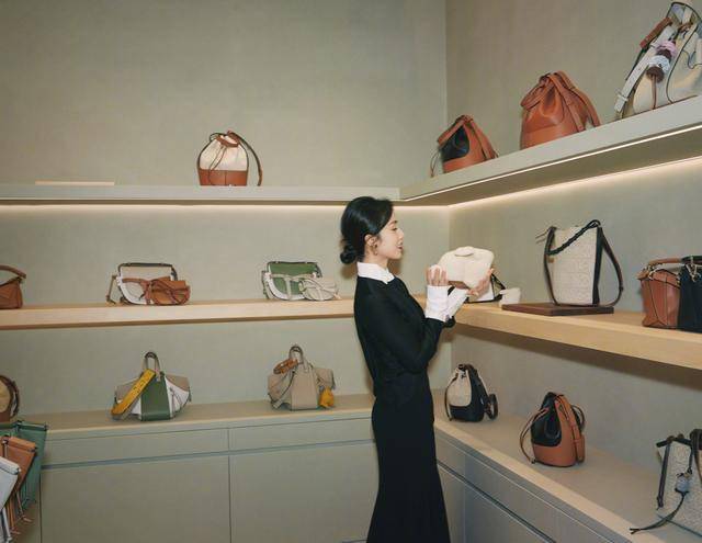 墨镜|孙莉深夜晒美照，戴墨镜穿扮优雅疑接代言，却被赞“多多好漂亮”