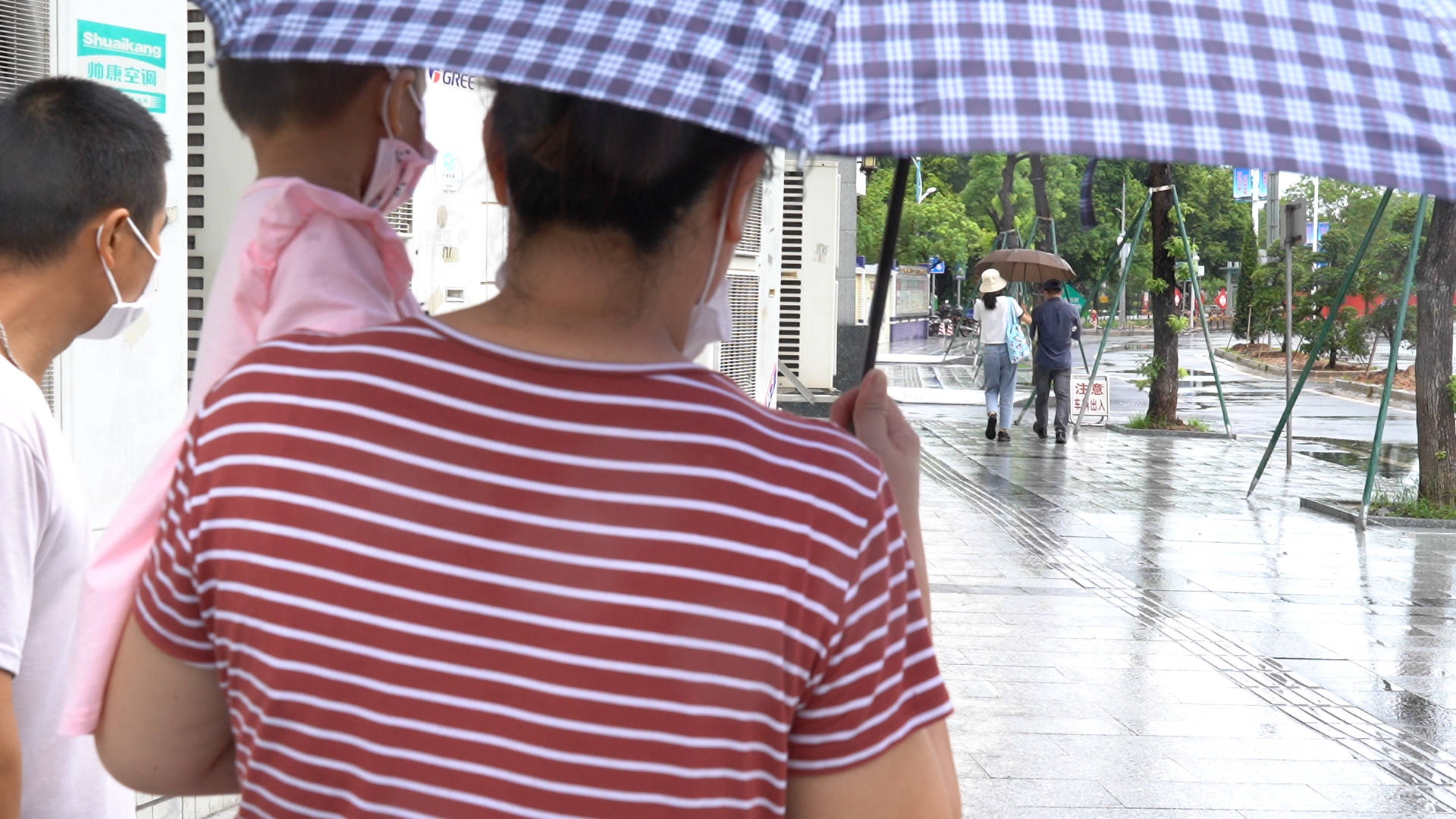 幼女|广州19岁妈妈留下患癌幼女离家后现身，男友承认家暴，妇联介入