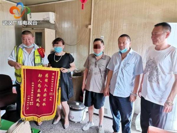 家人|老人走失公交人相助回家 家人送锦旗以表感谢