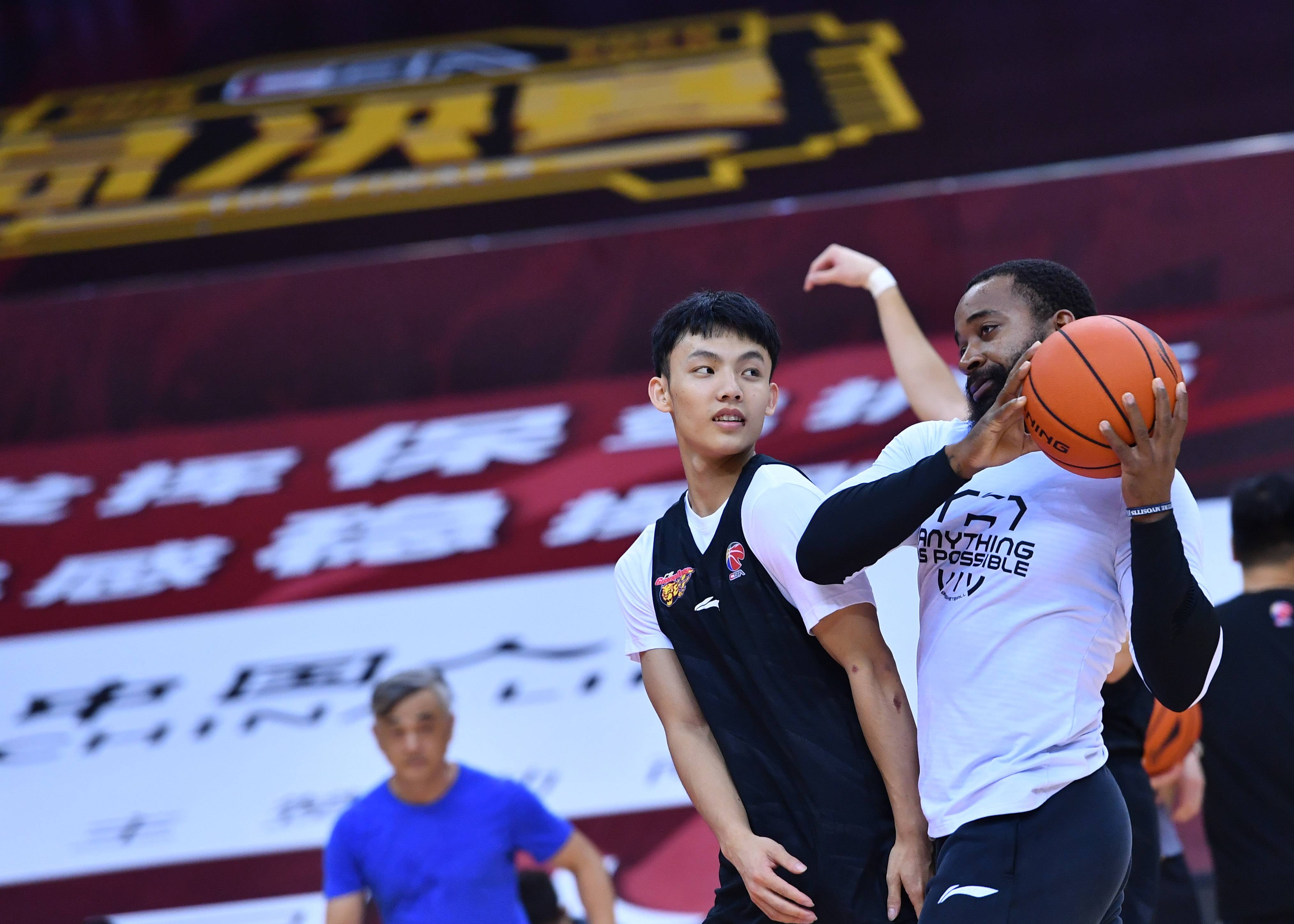 易建|篮球——CBA联赛总决赛：广东东莞银行队备战