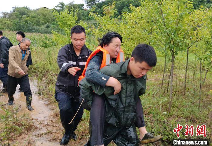 村庄|甘肃陇南暴雨致村庄内涝严重 被困人员安全疏散转移