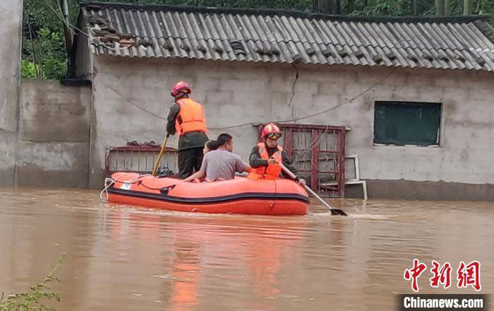 村庄|甘肃陇南暴雨致村庄内涝严重 被困人员安全疏散转移