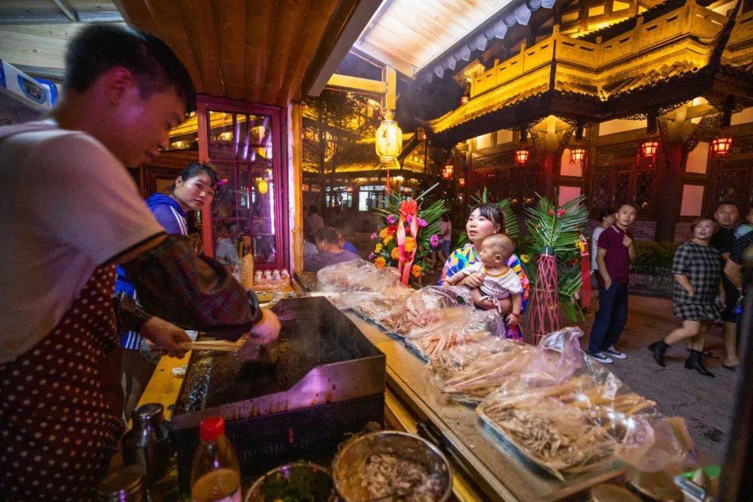 一夜之间,一条风情街燃亮毕节夜市