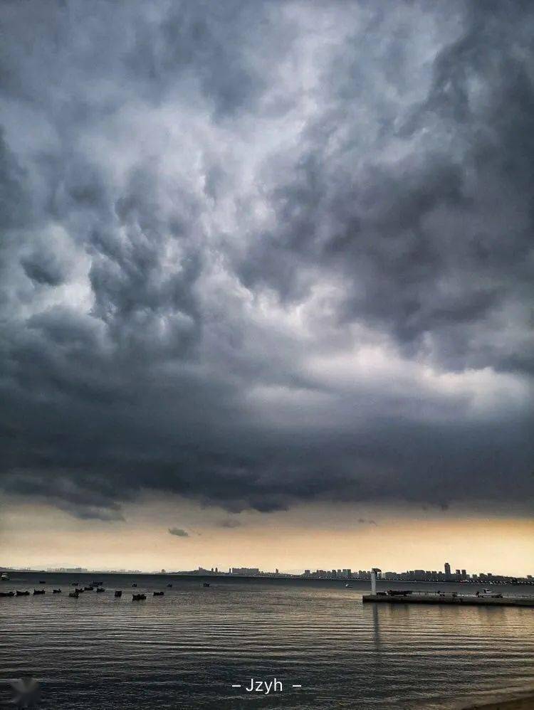 暴雨黄色预警!烟台天空一秒"变脸",瞬间大雨倾盆!