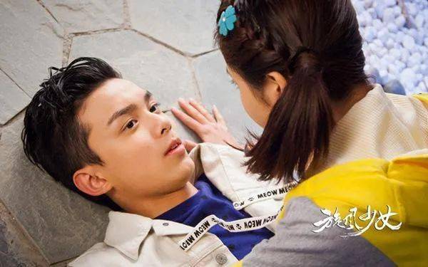 高中生|她30岁却比高中生还嫩！顺便收割了整个娱乐圈的帅弟弟