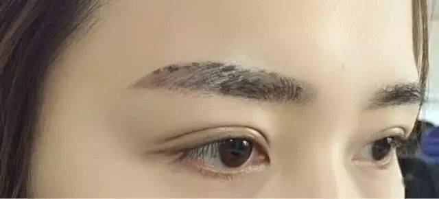 眉毛掉色你就偷着乐吧