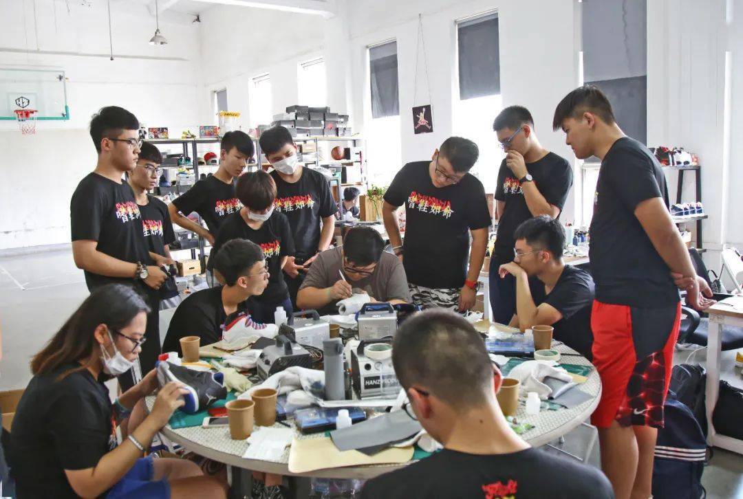 球鞋|客制最好还是放家里，以免被人说成fake丨客制球鞋采访