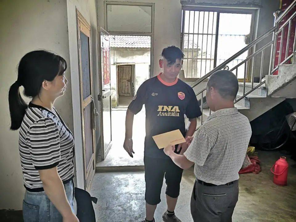 浓情意暖人心!坝镇走访慰问困难退役军人