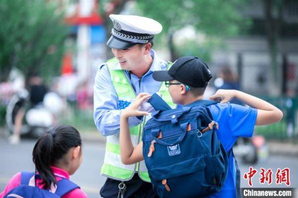 侍东亮|12张都有他！小学毕业照辅警坐C位
