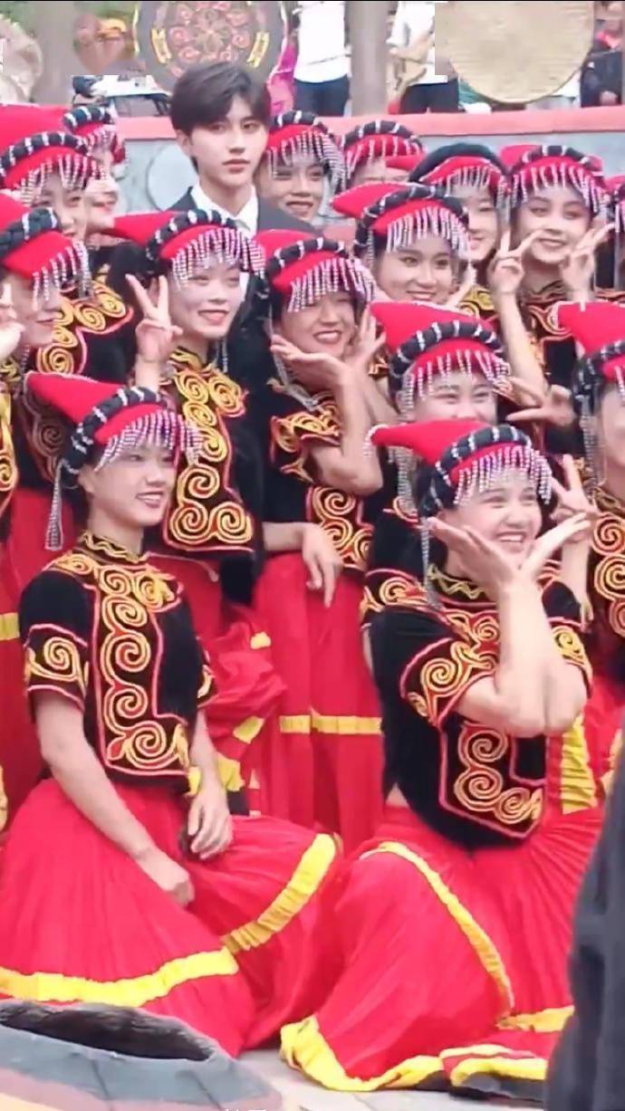 和蔡徐坤握手时的表情 是见到爱豆的我本人没错