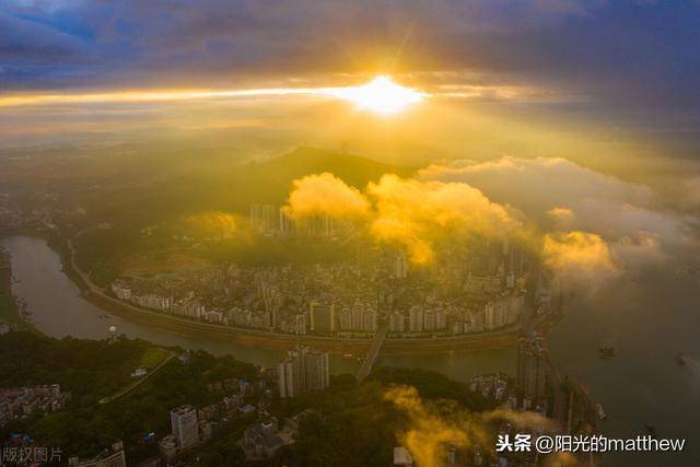 广西:梧州早晨现绮丽云雾朝霞,城市风景美轮美奂,景色迷人