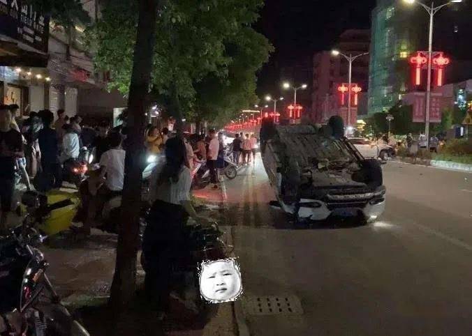 陆丰南塘西苑大道发生车祸,一辆轿车四轮朝天.