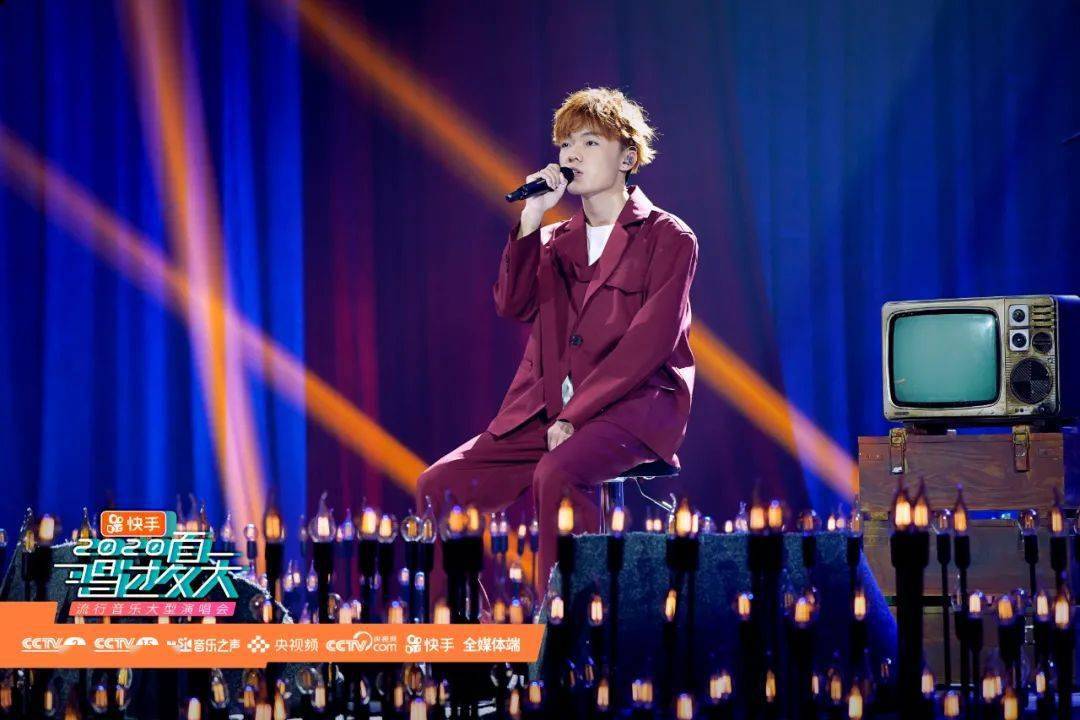 下一个舞台仍是节奏轻快的曲风,网络歌手"要不要买菜"(徐泽)的《下山