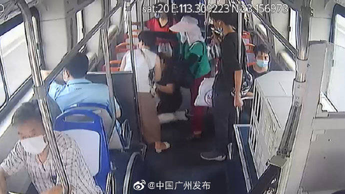 白云区医院|仅用8分钟！公交车变身“救护车”将晕厥乘客紧急送医