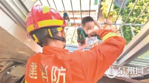 “托举哥”挺身而出保住孩子性命
