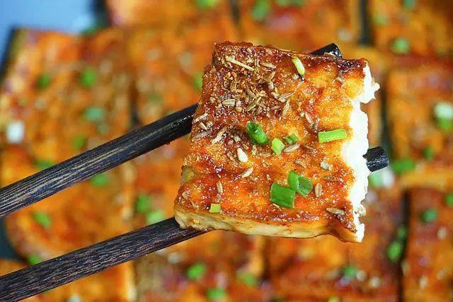 烧烤|在家3元做1盘，秘制料汁教给你，学会能摆摊火爆街头的铁板豆腐