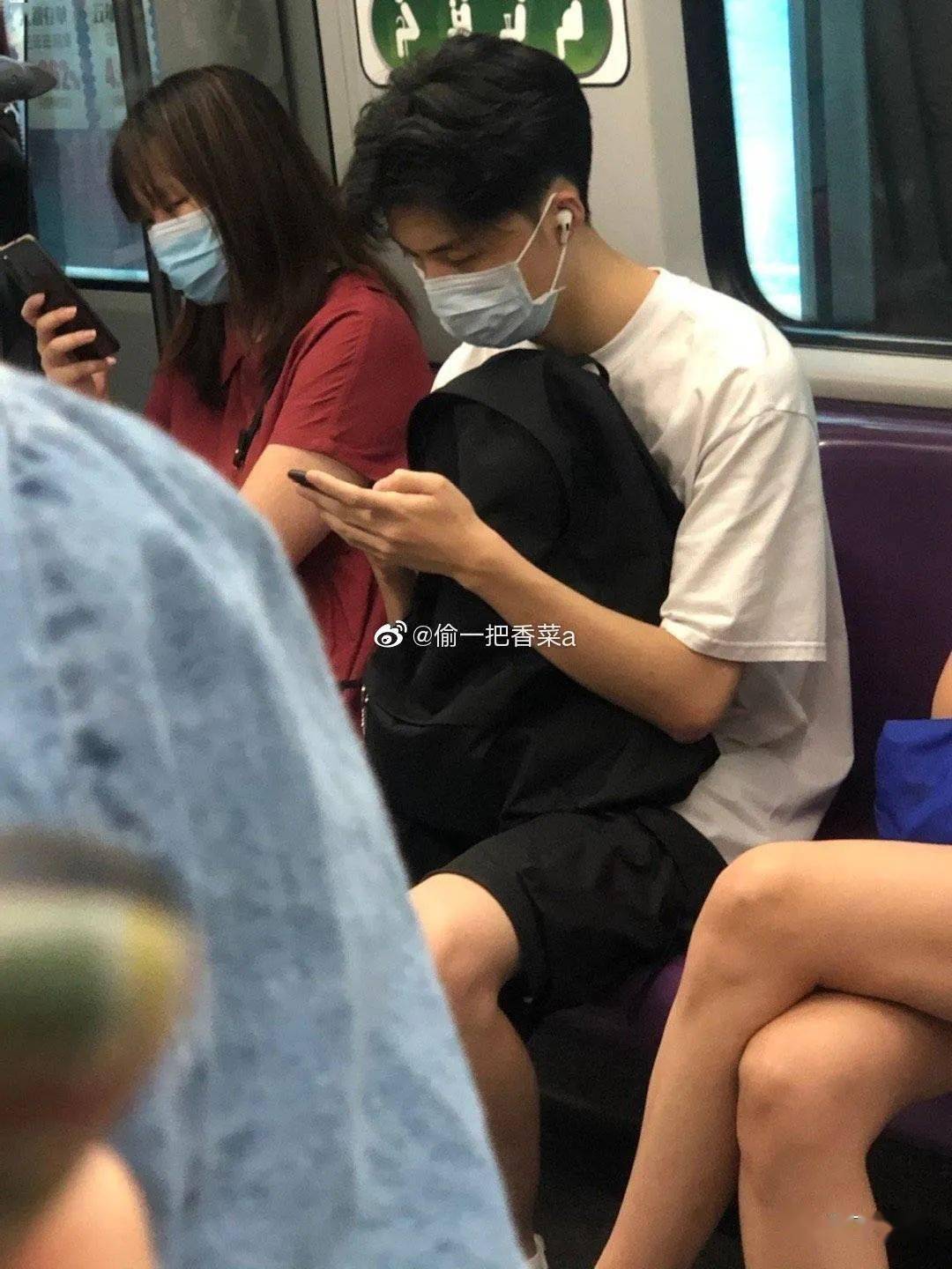 冒死偷拍的素人帅哥到底有多帅？”前方高能接好我的鼻血！_手机搜狐网