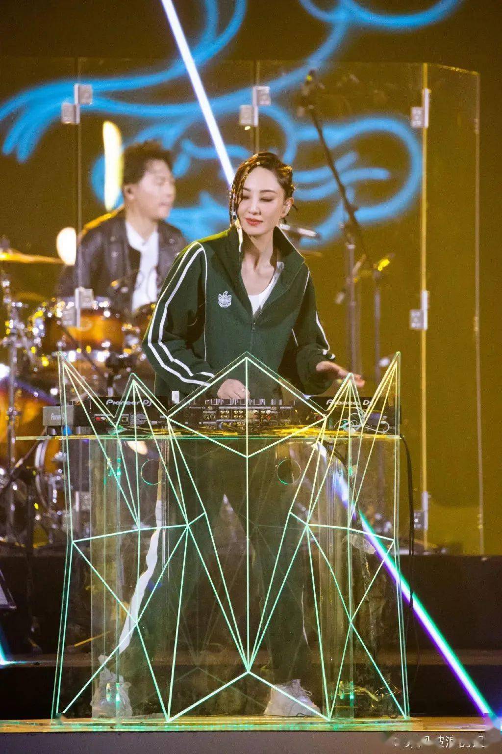 头发|你只看到了郑希怡的唱跳？她的小脏辫不值得出圈吗！